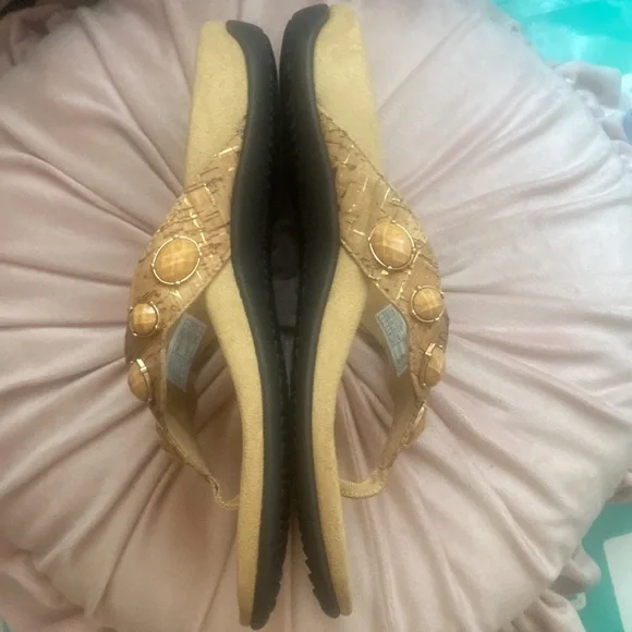 🎀 Gorgeous Vionic Tan Sandals jeweled 7 EUC Confortable. Podiatrist designed - Picture 3 of 7